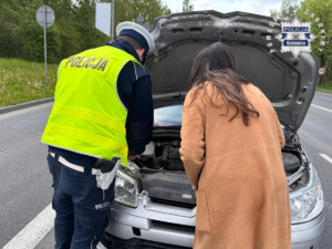 Policjant z Katowic pomógł kobiecie przy awarii auta