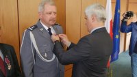 Komendant zostaje odznaczony „Brązowym Krzyżem Zasług”.