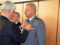 Komendant otrzymuje odznaczony „Brązowym Krzyżem Zasług”.