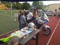 Dzieci zainteresowane policyjnym motocyklem.