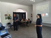 Policjantka omawia funkcjonowanie Krajowej Mapy Zagrożeń Bezpieczeństwa, program „Dzielnicowy bliżej nas” oraz aplikację „Moja Komenda”.