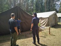 Mundurowa sprawdza z komendantem obozu warunki bezpieczeństwa.