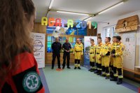 Grupa Ratownicza Nadzieja z Łomży przekazuje augustowskim policjantom defibrylator AED.