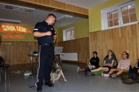 Funkcjonariusz opowiada o pracy policyjnego psa służbowego.