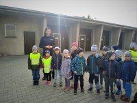 Dzieci na placu Komendy Powiatowej Policji w Augustowie.