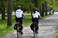 Policjanci pełniący służbę na rowerach.