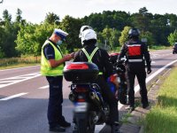 Policjant kontroluje motocyklistów.