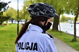 Policjantka pełniąca służbę na rowerze.
