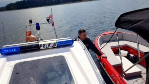 policjant zatrzymuje łódź do kontroli