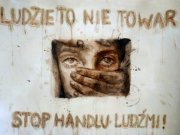 twarz kobiety usta zakryte dłonią mężczyzny i napis ludzie to nie towar stop handlu ludźmi
