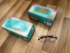 na stole lerzą dwie skradzione konsole oraz okulary