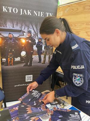 zdjęcie przedstawia policjantkę promującą służbę w policji