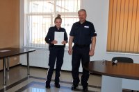 Wyróżniona funkcjonariuszka wraz z Komendantem Powiatowym Policji w Augustowie.