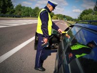 Policjant sprawdza stan trzeźwości.