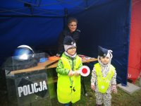 Dzieci nałożyły elementy policyjnego munduru.