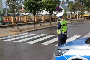 Policjanci sprawdzają oznakowanie dróg w rejonie szkół
