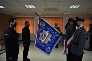 Policjanci ślubują rotę przed sztandarem.
