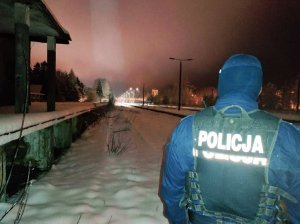 Policjant sprawdza rejon dworca kolejowego.