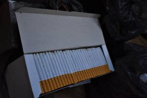 Pudełko z papierosami domowej produkcji.