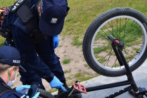 Policjanci sprawdzają numer ramy roweru.