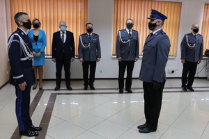 dowódca uroczystości składa meldunek komendantowi wojewódzkiemu policji w Białymstoku