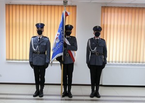 poczet sztandarowy komendy powiatowej policji w Augustowie