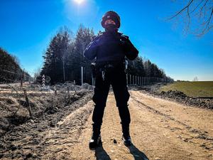 policjantka stoi na pasie granicznym