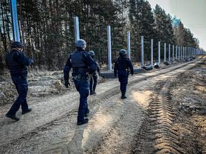 4 policjantów idzie po pasie granicznym