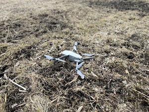 dron koloru szarego stoi na trawie