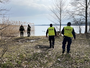 policjanci wspólnie ze strażakami szukają zaginionej na terenie leśnym