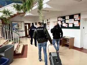 augustowscy pirotechnicy na terenie szkoły udają się w miejsce gdzie może być podłożony ładunek wybuchowy