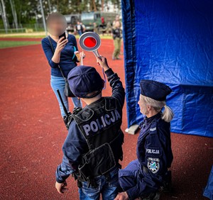 policjantka z chłopcem pozuje do zdjęcia