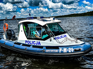 policyjna łódź motorowodna na jeziorze