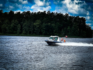 policyjna łódź pływa po jezierze