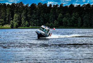 policyjna łódź pływa po jezierze