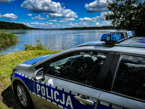 radiowóz policyjny nad jeziorem