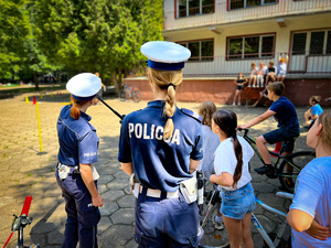 policjantki tłumaczą jak przebiega tor uczestnikom egzaminu na kartę rowerową