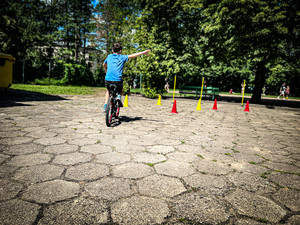 chłopiec w niebieskiej koszulce na rowerze pokonuje tor egzaminacyjny