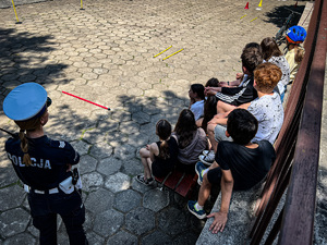 policjantka razem z młodzieżą obserwuję chłopca pokonującego tor egzaminacyjny