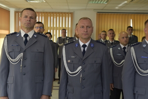 policjanci stoją w szeregu na sali konferencyjnej augustowskiej komendy