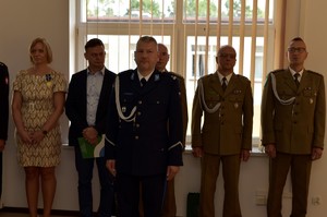goście i I zastępca Komendanta Powiatowego Policji w Augustowie stoją w szeregu