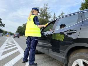 policjantka bada trzeźwość kierowcy urządzeniem i blow