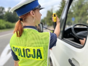 policjantka pokazuje kierowcy urządzenie i blow na którym świeci się zielony kolor