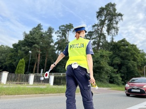 policjantka zatrzymuje pojazd koloru czerwonego
