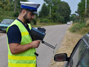 Policjant pokazuje kierowcy o ile przekroczył prędkość.