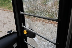 wybita szyba w autobusie w wewnątrz.