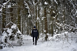 Funkcjonariuszka patroluje las.