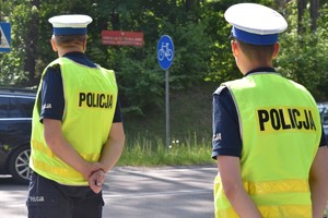 Policjanci stoją przy scieżce rowerowej