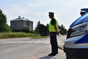 Policjanci przy przejściu dla pieszych.