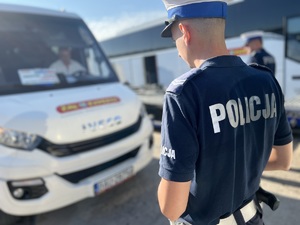 policjanci kontrolują autobus